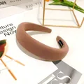 Dettaglio di un cerchietto imbottito color caffè con design alto in stile retrò - Largo Imbottito / Marrone chiaro