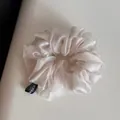 Vista dettagliata dello scrunchie in organza bianca luccicante per uno stile elegante - Beige