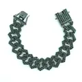 Gros plan sur un bracelet gourmette Cuban link en métal gris avec strass verts - Gris Fusil-Vert
