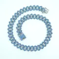 Vista dettagliata di una collana cubana iced out con strass blu chiaro scintillanti. - 18 pollici (45cm) / Argento-Blu