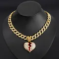 Dettaglio del ciondolo a cuore spezzato ghiacciato su catena cubana dorata - Collana con ciondolo / Catena Cubana da 18 Pollici / Oro zircone AB
