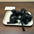 Elegante elastico per capelli nero con fiocco in raso e ciondolo di perla bianca - Elastico con Fiocco in Perla e Organza Nera / Scrunchie Perla Nera