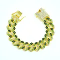 Vue détaillée d'un bracelet gourmette hip-hop avec des cristaux verts et blancs - Or-Vert Camouflage