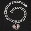 Primo piano di un ciondolo a cuore spezzato ghiacciato con catena cubana argento - Collana con ciondolo / Catena Cubana da 18 Pollici / Argento zircone AB