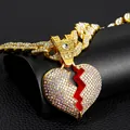 Primo piano della collana con ciondolo a cuore spezzato in stile hip hop con strass e smalto - solo ciondolo / Oro zircone AB
