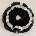 Dettaglio di un elastico per capelli nero plissettato stile francese con pizzo bianco. - Taglia L / Elastico con bordo in pizzo nero