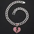 Collana trendy a maglia cubana con un ciondolo a cuore spezzato in brillanti strass rosa - Collana con ciondolo / Catena Cubana da 18 Pollici / Argento Rosa Zirconia