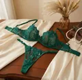 Detailaufnahme eines dunkelgrünen Dessous-Sets mit aufwendigen Rosenstickereien - S / Oberteil Und Unterteil / Dunkelgrün