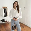 Elegante witte blouse met kanten rand, lantaarnmouwen en manchetten met ruches - S / Tops / Wit