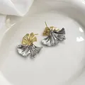 Gros plan de boucles d'oreilles feuille de ginkgo bicolores à texture plissée - Style Bicolore Feuille de Ginkgo (DC8399) / Bicolore Or et Argent