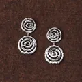 Detailansicht der silbernen, unregelmäßigen Spiral-Ohrhänger auf einer braunen Filzunterlage. - Unregelmäßiger Metall Kreisförmiger Hohl Stil / Silber