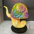 Detaillierte Ansicht der Schnecken-Tischlampe mit buntem Glasgehäuse und Größenangaben - Schneckenform (Stil A) / 15x15cm