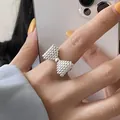Primer plano detallado de anillo de lazo en plata 925 con textura de cuentas en dedo - Estilo de Textura de Cuentas con Lazo (JZ1093)