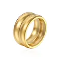 Primer plano detallado de un anillo minimalista de doble banda en acero inoxidable chapado en oro - Dorado