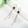 Elegantes pendientes de acero oro rosa con borlas largas y detalles negros circulares - Borla de Concha Negra Redonda (8524)