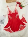 Vista dettagliata del set lingerie sexy in pizzo rosso con camicia da notte e perizoma. - Taglia S / Top / Rosso