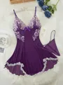 Vista dettagliata di un set di lingerie sexy viola con pizzo bianco e perizoma coordinato - Taglia S / Top / Viola