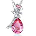 Dettaglio ravvicinato di un ciondolo a rosa e cristallo rosa a goccia su catena - Argento Strass Rosa