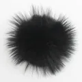 Primer plano detallado de un pompón de 15cm de piel real de mapache negro para gorros - Negro