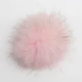 Pompón de piel de perro mapache rosa suave con pelos largos y cierre de presión. - Rosa
