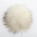 Vista macro detallada de un pompón de piel real de 15 cm con una textura muy suave - Blanco
