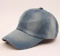 Detail einer klassischen Vintage-Jeans-Baseballkappe mit ausgefranster Krempe - Gewaschenes Blau
