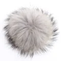 Vista detallada de un pompón de 15cm de piel real de mapache en color gris natural suave. - Gris claro