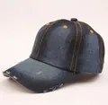 Seitenansicht der vintage verwaschenen blauen Denim-Basecap mit orangefarbenen Kontrastnähten - Denim-Blau