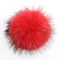 Vista detallada de un pompón de piel de mapache rojo y negro de 15 cm para accesorios. - Rojo