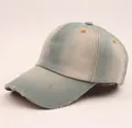 Vintage-Baseballkappe aus Denim mit ausgewaschenem hellblauem Finish und Retro-Stil - Hellblau