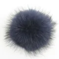 Primer plano de un pompón esponjoso de piel de mapache azul marino de 15 cm - Azul Marino