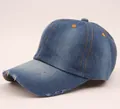 Detailansicht einer Vintage-Baseballkappe aus Jeansstoff mit gelben Kontrastnähten. - Dunkelblau