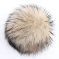 Primer plano de un pompón de piel de mapache de 15 cm para accesorios de sombreros. - Beige