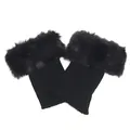 Gedetailleerde opname van zwarte gebreide beenwarmers met zachte faux fur decoratie - Eén maat / Zwart