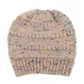 Berretto invernale da donna lavorato a maglia in filato macchiato beige e colorato - M(56-58cm) / Stile con Apertura Coda di Cavallo / Rosa