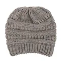 Berretto in maglia grigia con dettagli in filato colorato per donna per inverno - M（56-58cm） / Stile con Apertura Coda di Cavallo / Grigio chiaro
