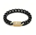 Dettaglio ravvicinato del bracciale a catena cubana nera con chiusura a lettera L dorata - Bracciale con Chiusura Lettera L (ZM14BG) / 14mm x 19cm / 7,5 pollici / Oro + Nero