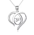 Detailopname van een zilveren hartketting met moeder en kind handmotief en kristallen. - Zilver