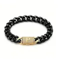 Dettaglio macro di un bracciale a catena nera spessa con chiusura pavé dorata e lettera P - Bracciale con Chiusura Lettera P (ZM14BG) / 14mm x 19cm / 7,5 pollici / Oro + Nero