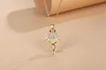 Dettaglio collana con ciondolo a forma di pesce dorato con pavé e cristallo mobile - Oro