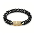 Primo piano di bracciale a catena cubana nera con chiusura a lettera 'U' dorata - Bracciale con Chiusura Lettera U (ZM14BG) / 14mm x 19cm / 7,5 pollici / Oro + Nero