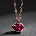 Detailopname van een roségouden ketting met een gefacetteerde rode kristallen lippen hanger - Roségoud