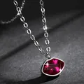 Close-up van een rode lippenketting met fonkelende kristallen details. - Platina