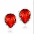 Gros plan sur d'élégantes boucles d'oreilles en cristal rouge en forme de goutte. - Rouge