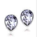 Vue détaillée de boucles d'oreilles en cristal en forme de goutte d'eau argentées - Blanc