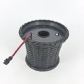 Detailansicht eines schwarzen weihnachtsbaumständers aus rattan mit stromkabelanschluss - 3-Funktionen Glasfaser Weihnachtsbaumständer / Schwarz