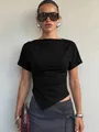 Camiseta negra elegante de corte entallado con detalles fruncidos y dobladillo irregular - S / Tops / Negro