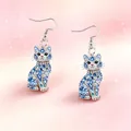 Detailopname van elegante kattenoorbellen met blauwe kristalaccenten en zilveren haakjes. - Creatieve Stijl (YE-1605) / Blauwe Gelukskat
