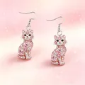Detailopname van roze kristallen kattenoorbellen met fonkelende edelsteendetails. - Creatieve Stijl (YE-1607) / Roze Gelukskat