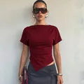 Elegante camiseta ajustada color rojo burdeos con un diseño de dobladillo asimétrico - S / Tops / Rojo